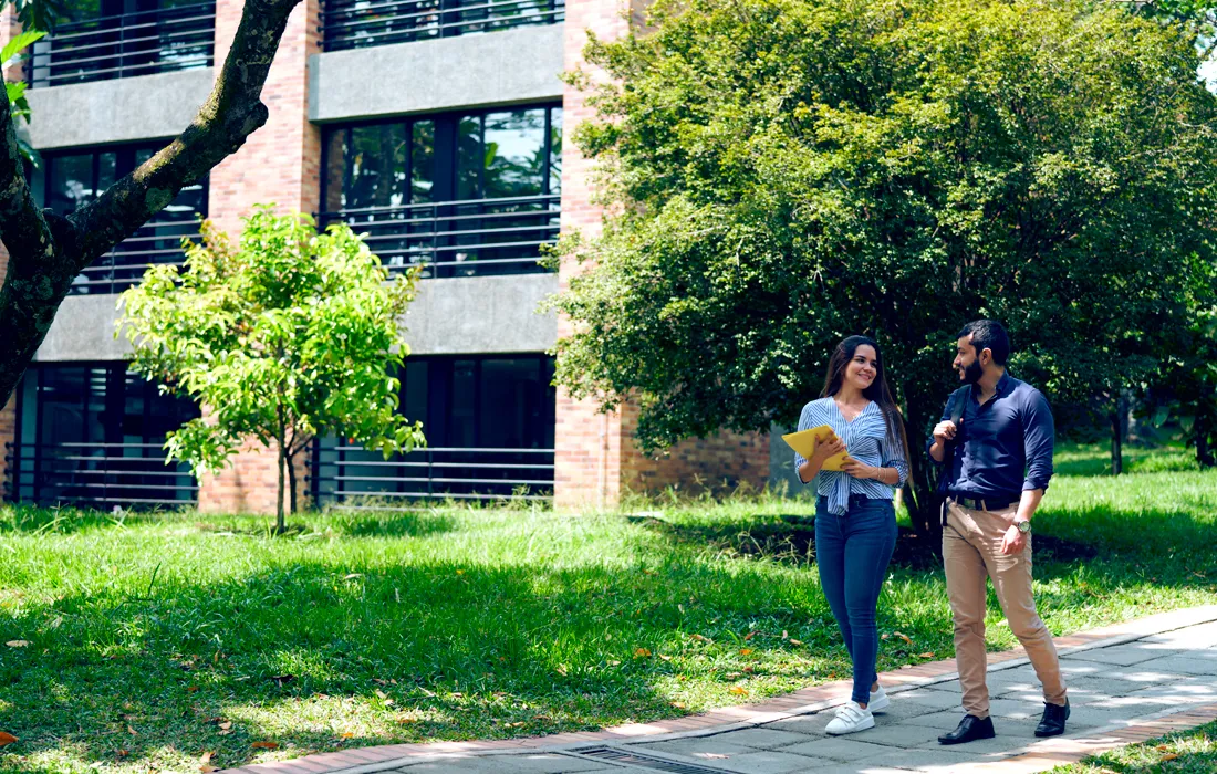 ¿Qué significa la Acreditación Multicampus de la Universidad Javeriana? Estudiantes caminando en el campus de la Universidad Javeriana Cali