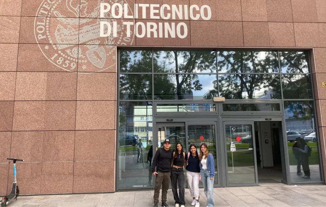 Cuatro estudiantes de Ingeniería Industrial de la Facultad de Ingeniería y Ciencias de la Universidad Javeriana Cali viajaron a Italia en septiembre para llevar a cabo su doble titulación en la Maestría en Engineering and Management en el prestigioso Politécnico di Torino. Esta iniciativa no solo representa un avance significativo en sus trayectorias académicas, sino que también abre puertas a un mundo de oportunidades laborales a nivel internacional.