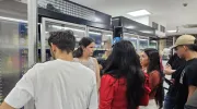 Estudiantes exponiendo el producto