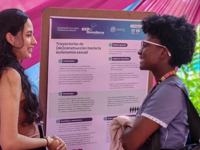 Presentación de pósters a cargo de estudiantes universitarios en Exposemilleros 2025 