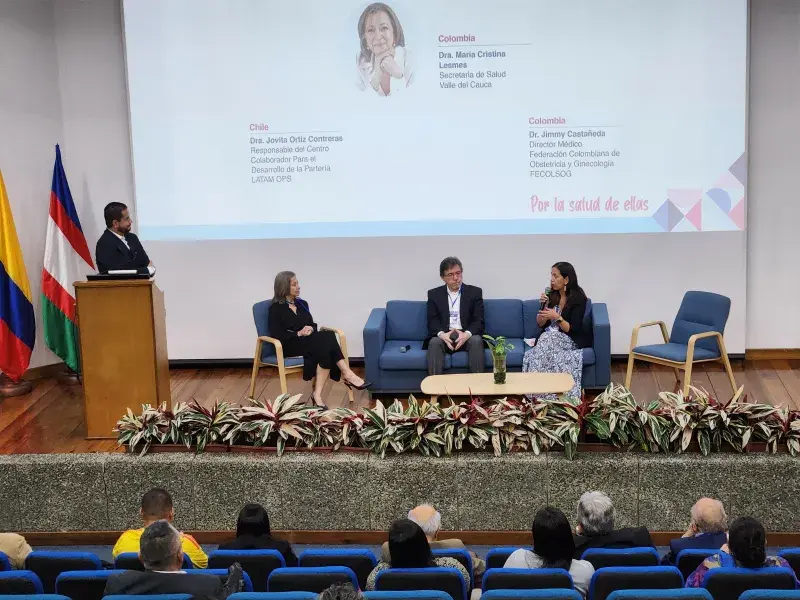 El moderador, Jorge Ivan Ortíz de Organon LATAM, la Dra. María Cristina Lesmes, Secretaria de Salud del Valle del Cauca, Dr. Jimmy Castañeda, Director Médico de FECOLSOG y la Dra. Jovita Ortíz, Responsable del Centro Colaborador para el Desarrollo de la Partería, en el panel Importancia de usar las tecnologías sanitarias adecuadas para alcanzar indicadores de salud